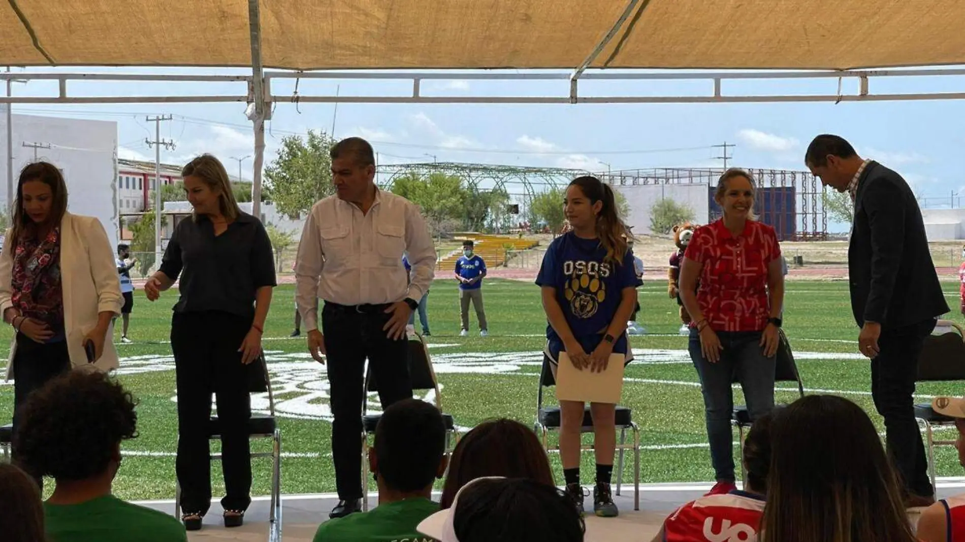 Inaugura gobernador Miguel Riquelme cancha de fútbol en Piedras Negras